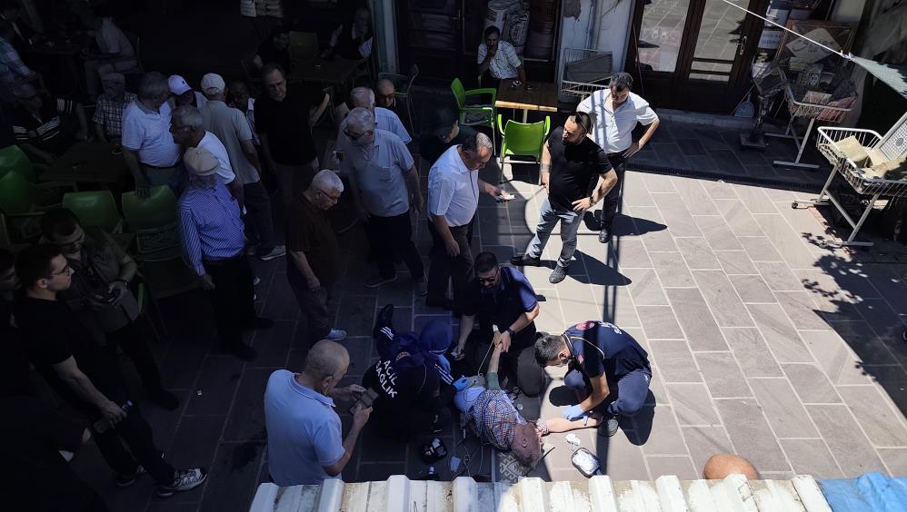 Kalbine yenilen arkadaşının cenazesinde kalp krizi geçirdi