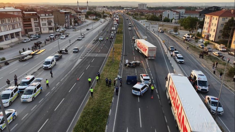 Karayolunda feci kaza: 1 ölü 2 yaralı