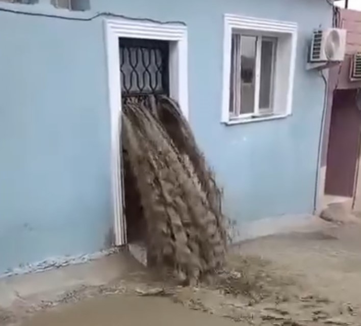 Sel suları evinin içinden geçti: Ölümden döndü!