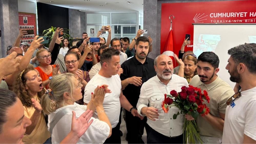 CHP İzmir’de karanfil gerginliği: Arbede çıktı