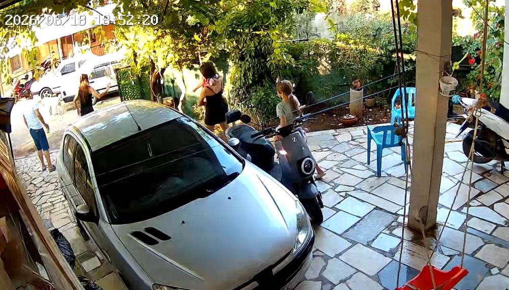 Komşu dehşeti saniye saniye kamerada: Adam öldü, eşi ve kızı yaralı 5 Komşu dehşeti saniye saniye kamerada: Adam öldü, eşi ve kızı yaralı