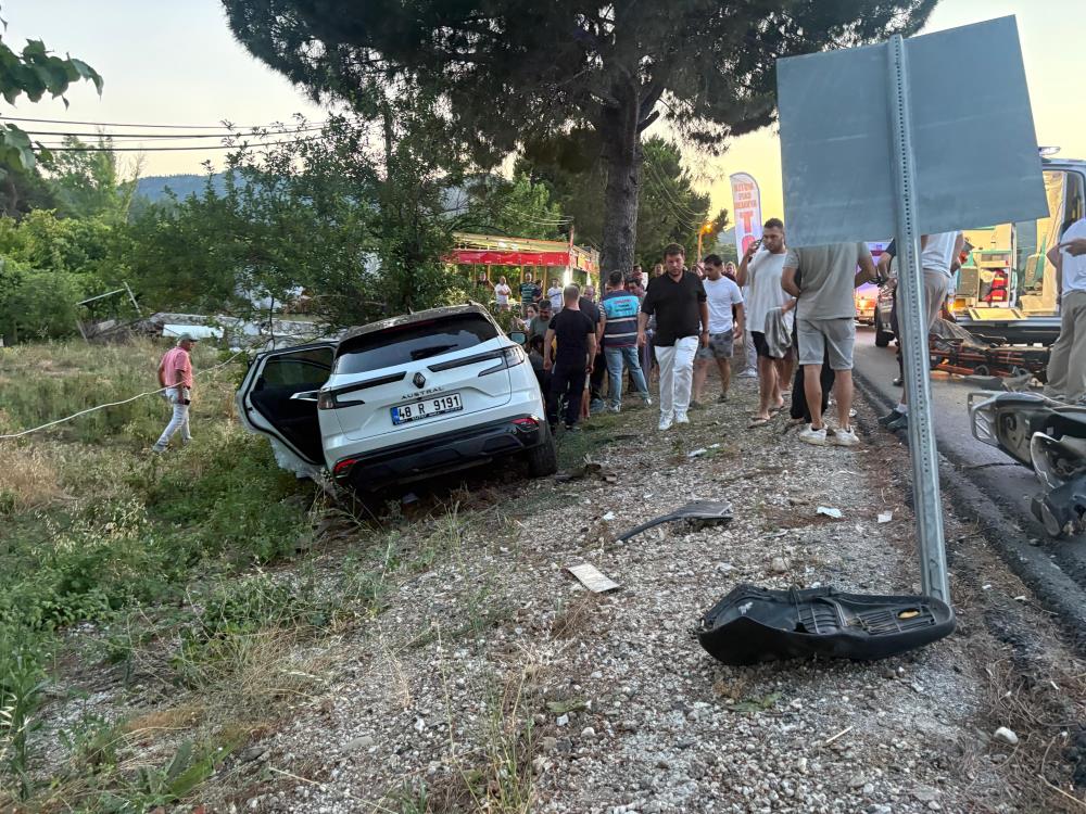 Motosiklet sürücüsü, aracın altında kaldı! 3 Motosiklet sürücüsü, aracın altında kaldı!