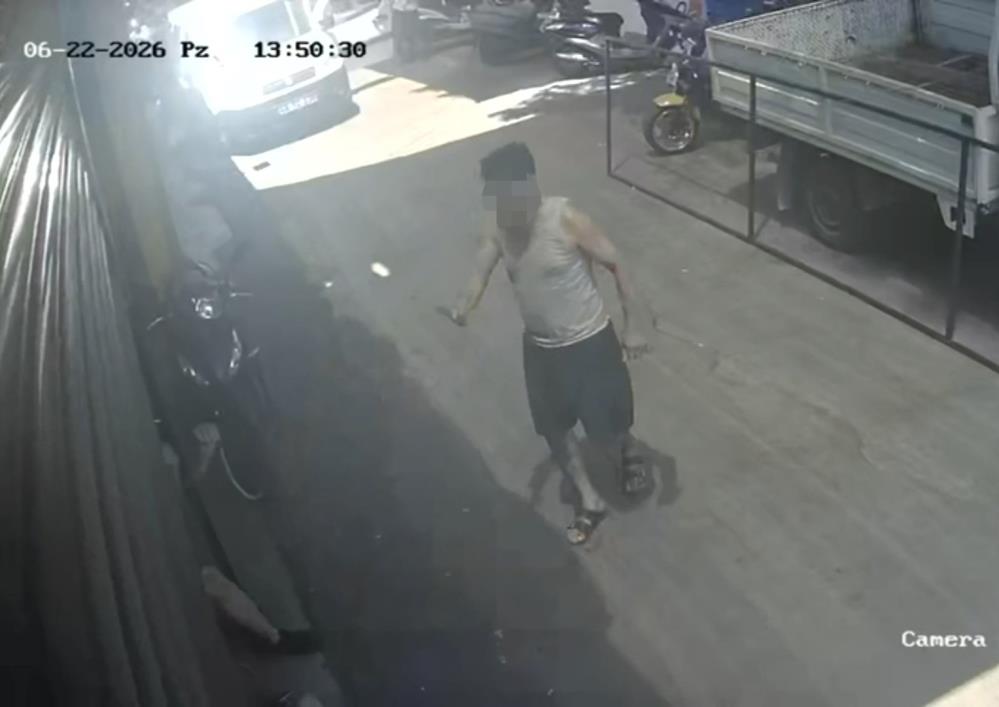 Bıçaklı saldırgan paniği kamerada: Sanayi esnafı etkisiz hale getirdi