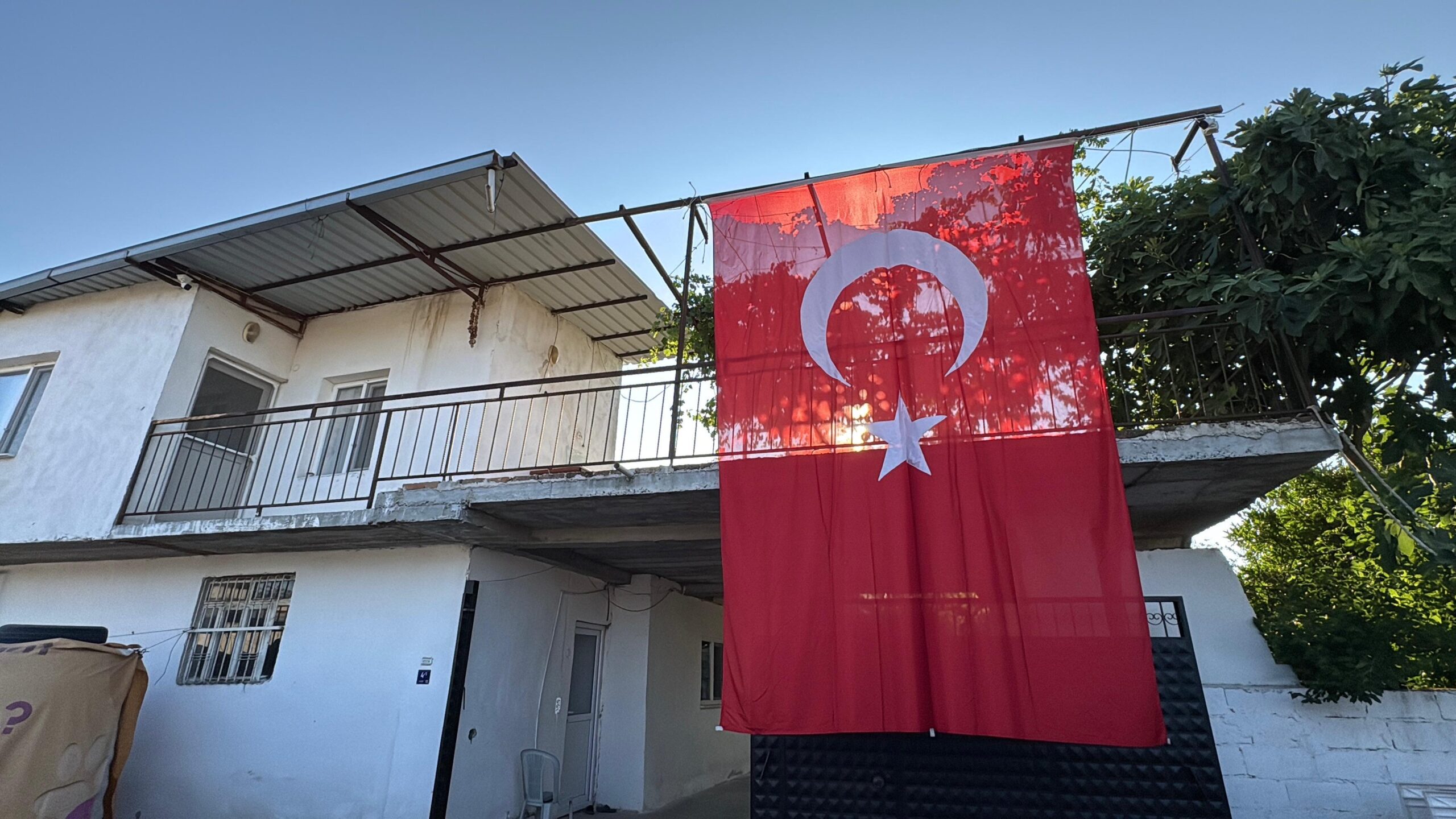 Şehidin baba evine Türk Bayrağı asıldı