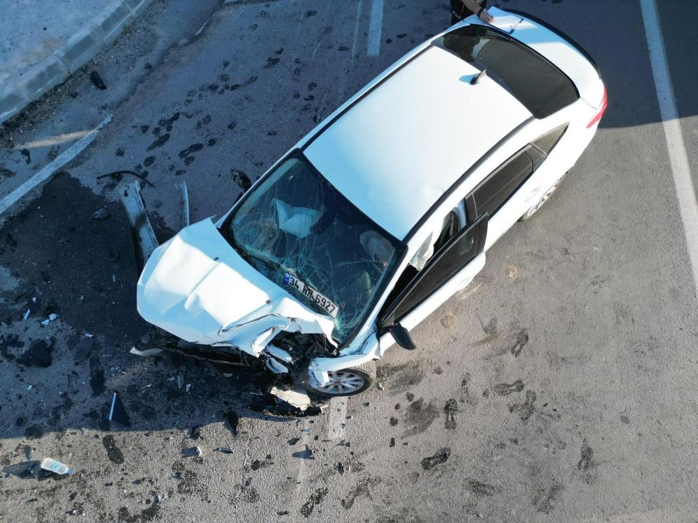 Otomobille tur otobüsü çarpıştı! Faciaya ramak kala…