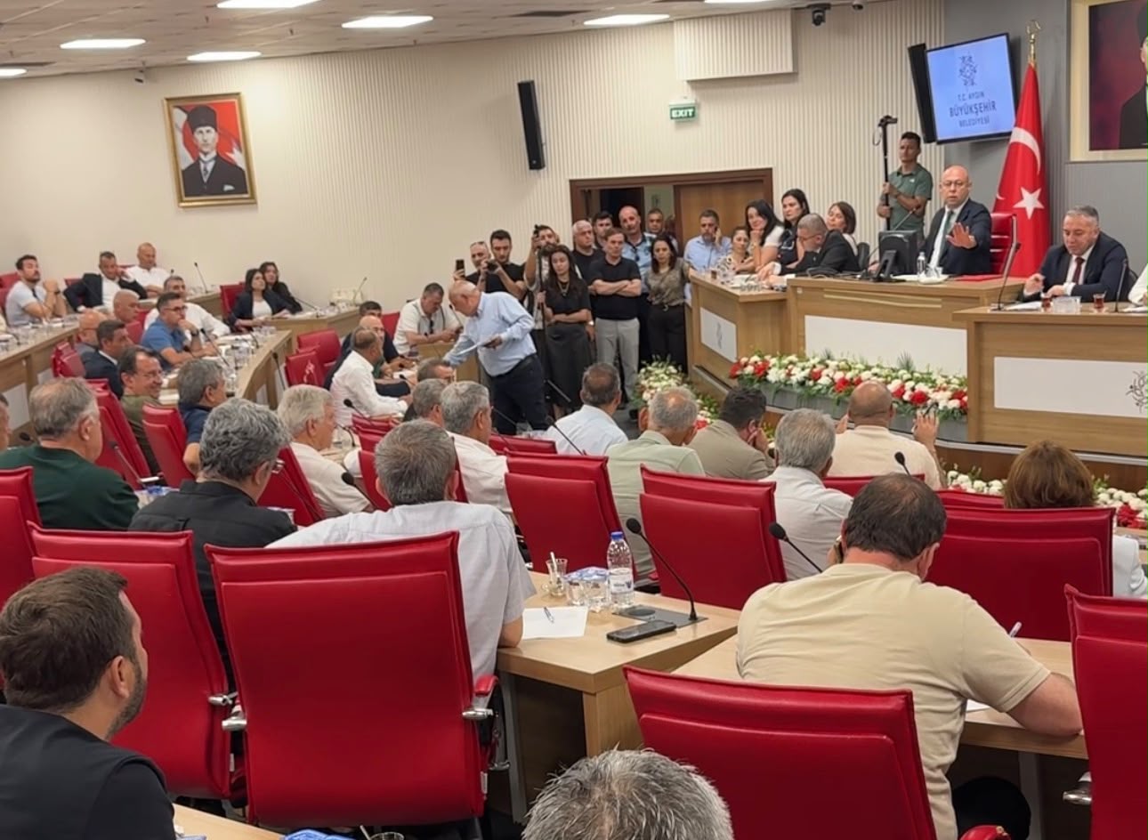 Aydın'da pavyon polemiği: Başkan Yetişkin mikrofonuyla geldi 1 WhatsApp Image 2026 06 09 at 11.49.15