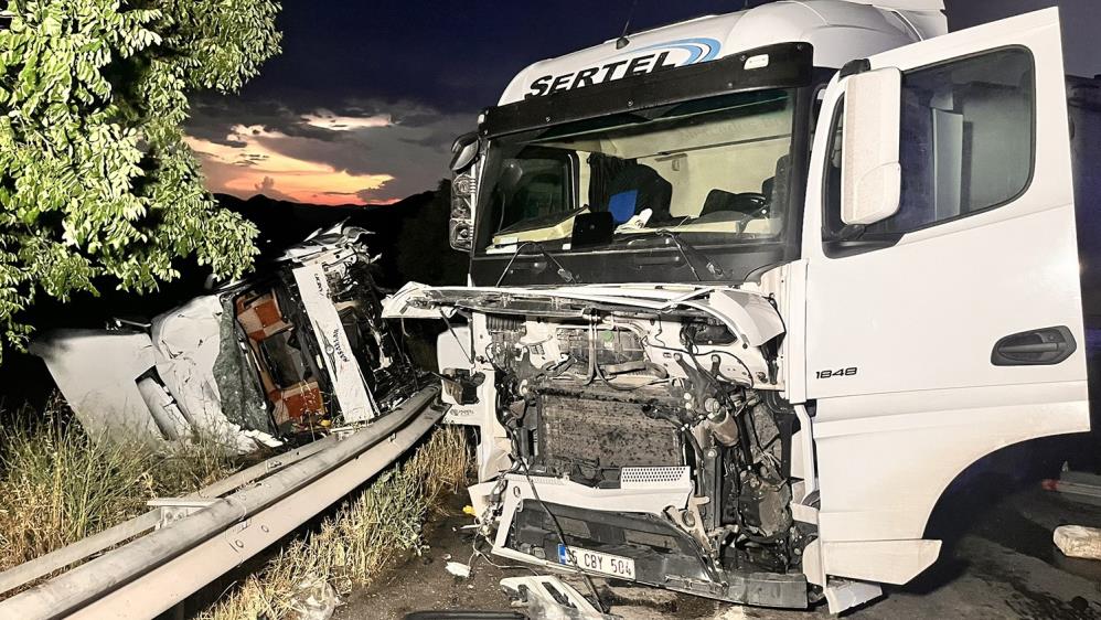İki tır birbirine girdi: 1’i ağır 2 yaralı