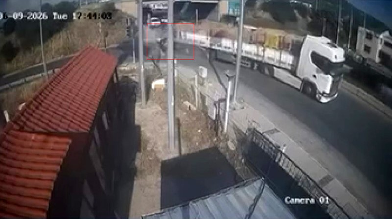 Ölümlü kaza kamerada: Tıra ok gibi saplandı