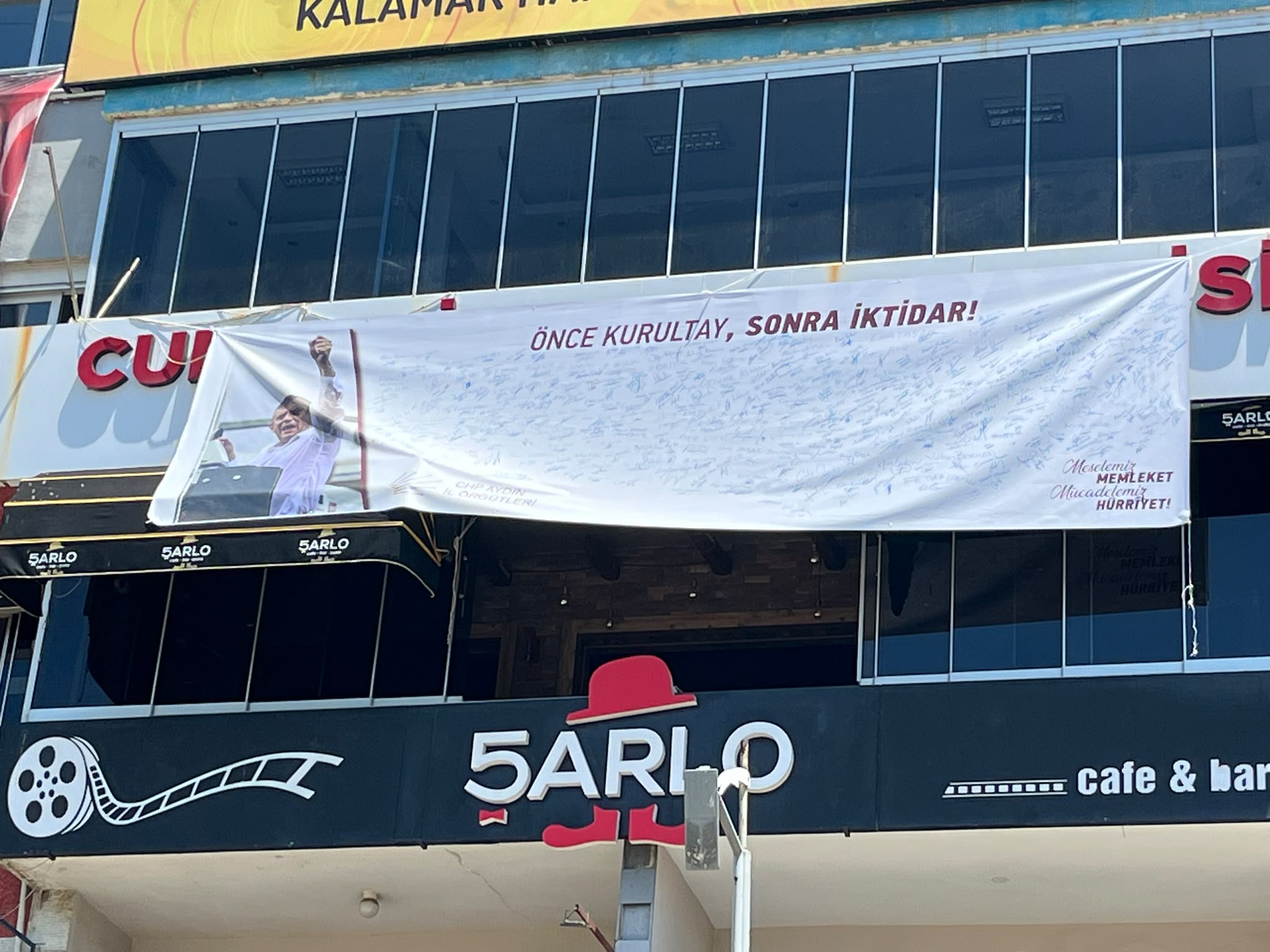 “Önce Kurultay, Sonra İktidar” Pankartı CHP Aydın İl Binasına Asıldı