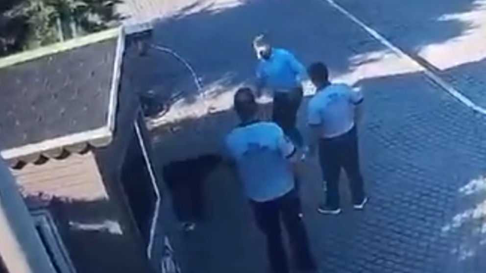 Köpeğe ve güvenlik görevlilerine saldırdı: Kameraya yakalandı