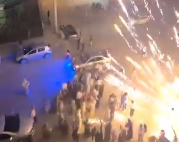 Havai fişek üzerlerine patladı: Büyük panik kamerada