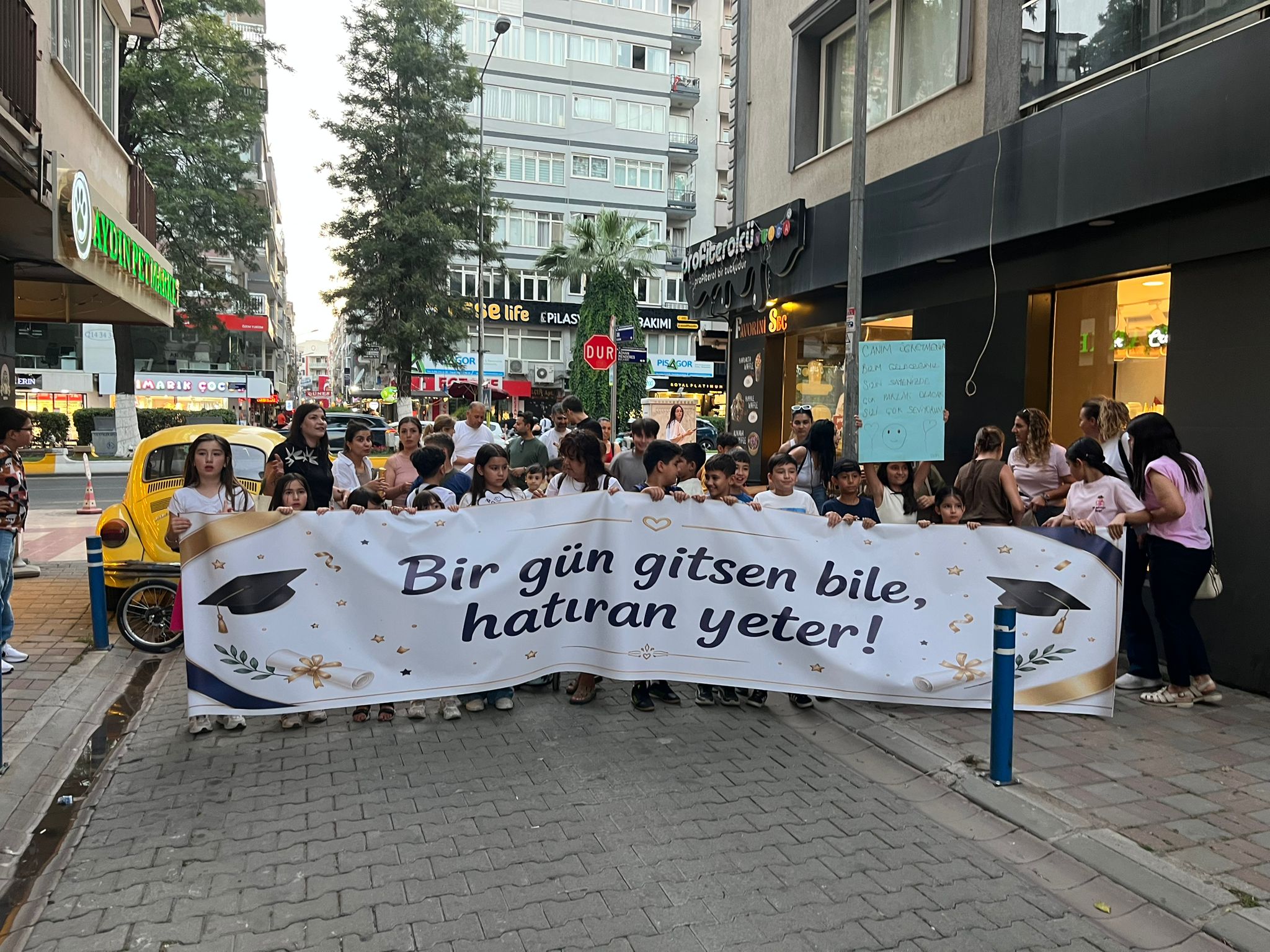 İlkokul öğrencilerinden öğretmene duygulandıran sürpriz