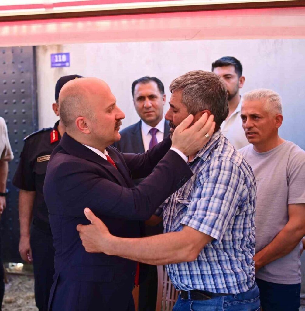 aydin valisi varoldan sehit polis tayfun basin ailesine taziye ziyareti 0c56e20aeb82