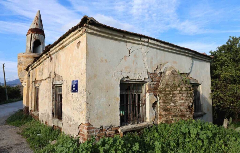 aydinin en sirin mescitlerinden biriydi yikilmaya basladi 837a7aca088f