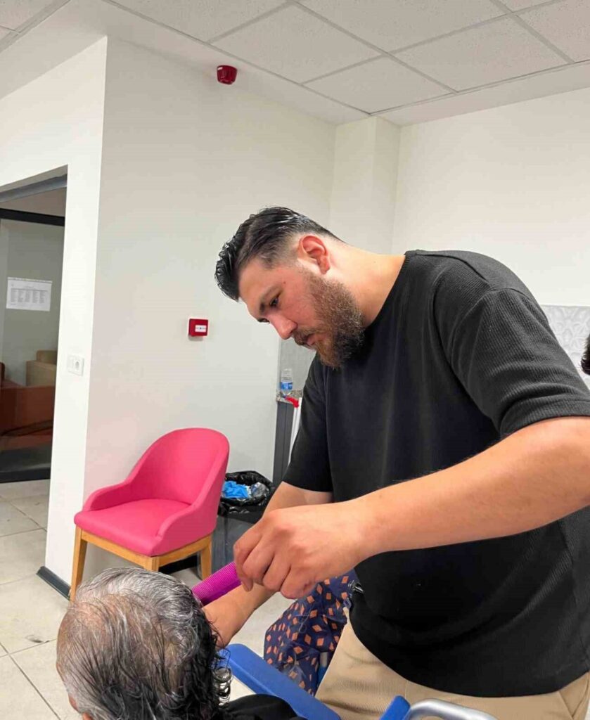 aydinli berber ve kuaforlerden huzurevi sakinlerine gonul dokunusu 9518ba1b44f0