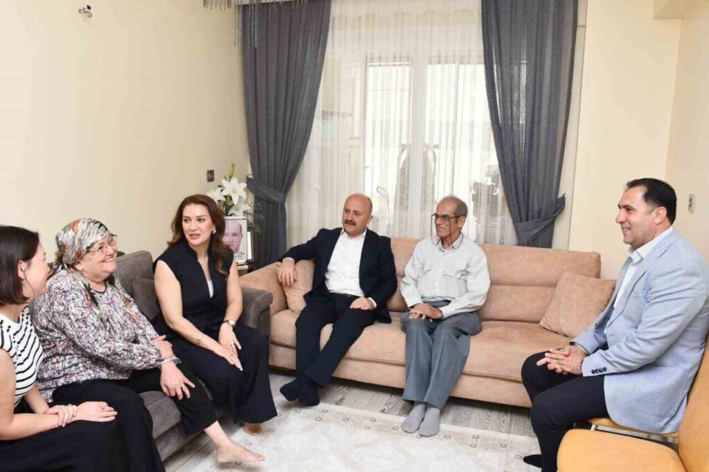 Babalar Günü’nde huzurevi sakinleri ve şehit babası unutulmadı 3 babalar gununde huzurevi sakinleri ve sehit babasi unutulmadi 2784c7af4a7f