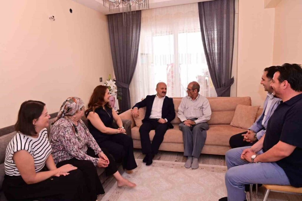 Babalar Günü’nde huzurevi sakinleri ve şehit babası unutulmadı 2 babalar gununde huzurevi sakinleri ve sehit babasi unutulmadi 31515ed2d722