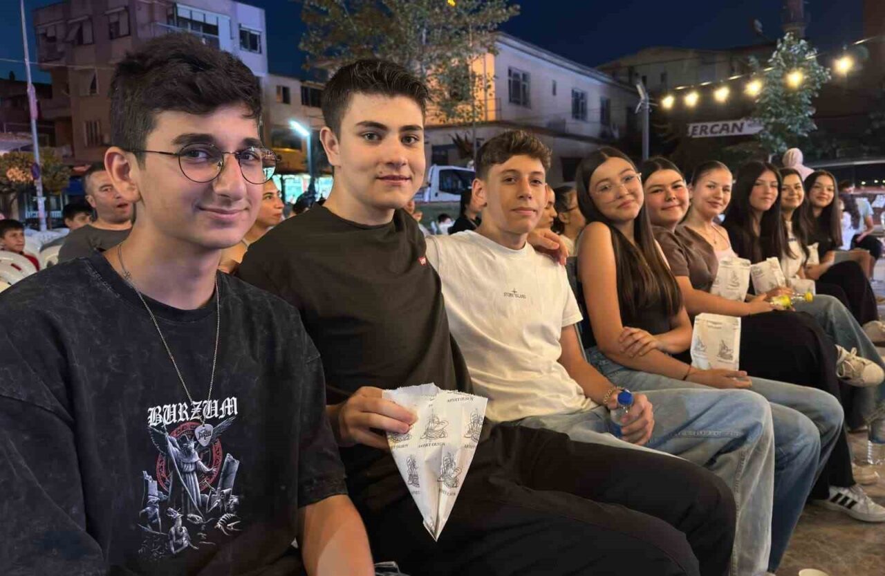 Başkan Çerçioğlu Yenipazarlıları açık hava sineması ile buluşturdu 4 Başkan Çerçioğlu Yenipazarlıları açık hava sineması ile buluşturdu