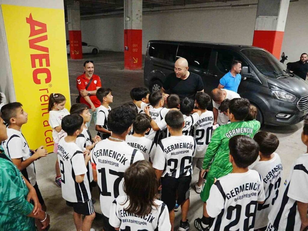 Başkan Zencirci’den Germencikli genç futbolculara anlamlı jest 6 baskan zencirciden germencikli genc futbolculara anlamli jest 1b31ea4c7963