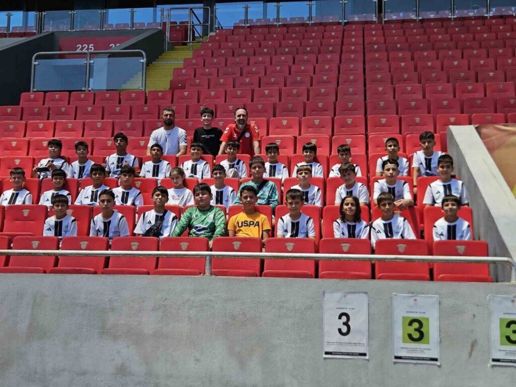 Başkan Zencirci’den Germencikli genç futbolculara anlamlı jest 3 baskan zencirciden germencikli genc futbolculara anlamli jest 8fdca20fedc8