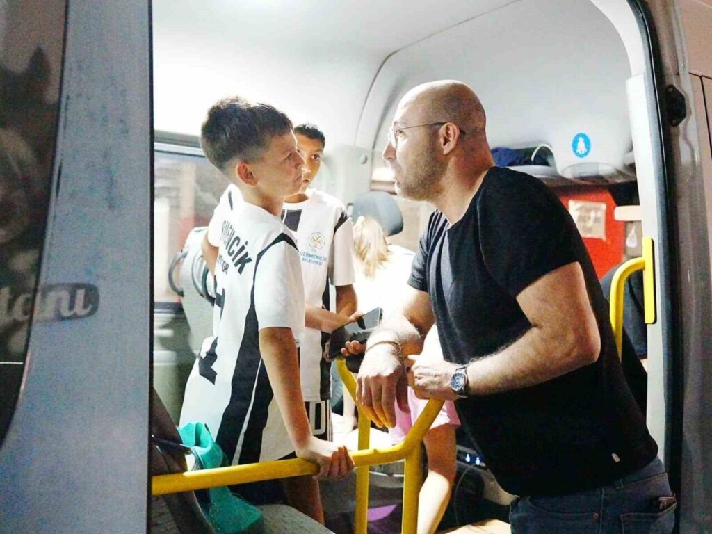 Başkan Zencirci’den Germencikli genç futbolculara anlamlı jest 4 baskan zencirciden germencikli genc futbolculara anlamli jest e686aa83b9ba