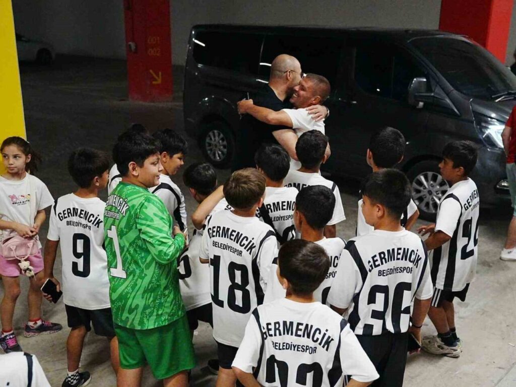 Başkan Zencirci’den Germencikli genç futbolculara anlamlı jest 7 baskan zencirciden germencikli genc futbolculara anlamli jest fd87493031ad