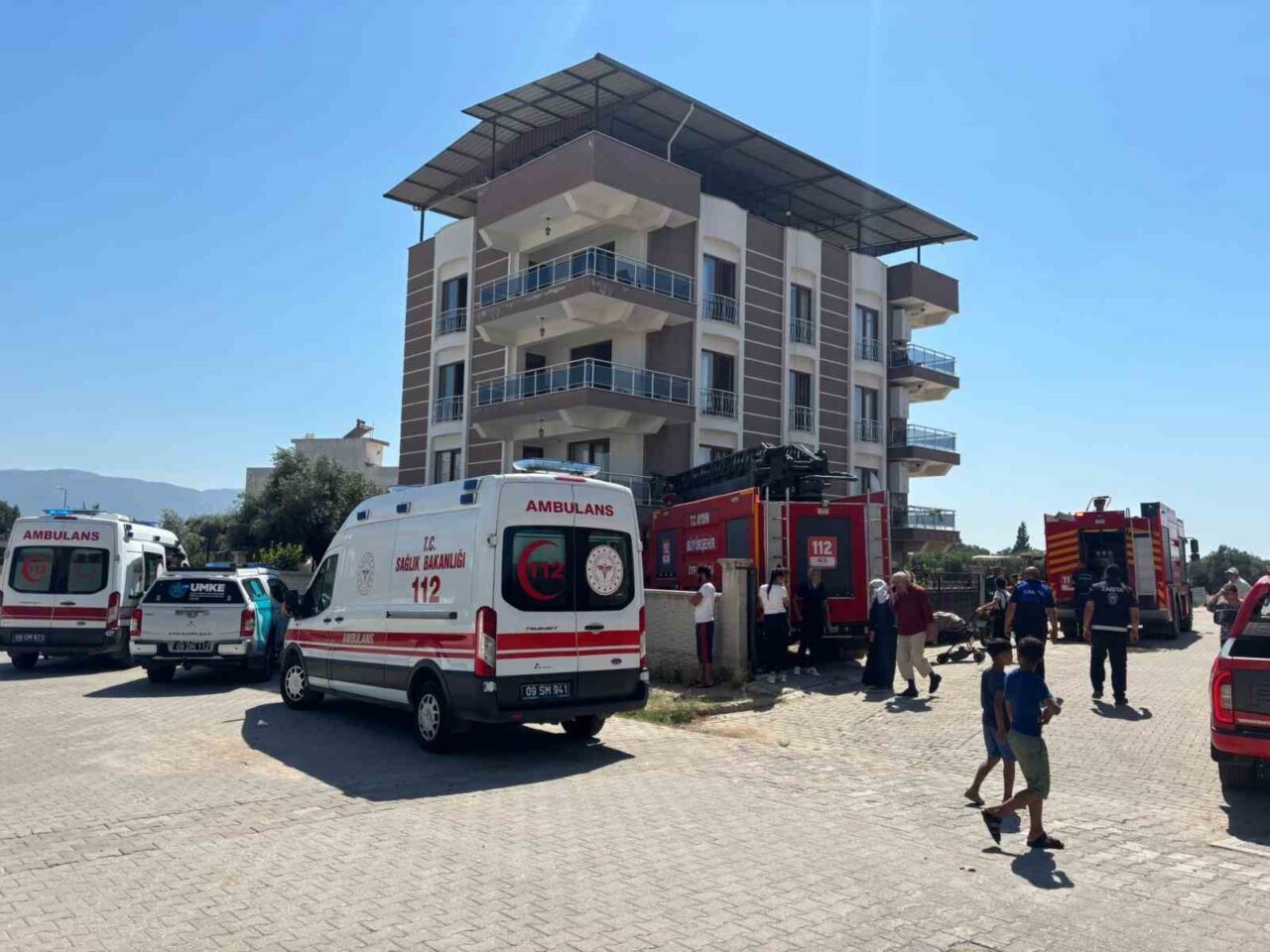 Çatıdaki kartonlar alev aldı, 4 kişi dumandan etkilendi