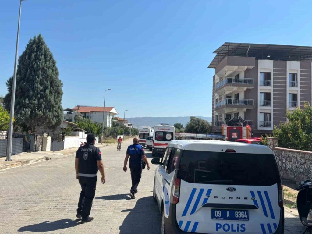 Aydın'da korku dolu anlar: Çatıdaki kartonlar alev aldı, 4 kişi dumandan etkilendi 2 catidaki kartonlar alev aldi 4 kisi dumandan etkilendi 893d3d366842