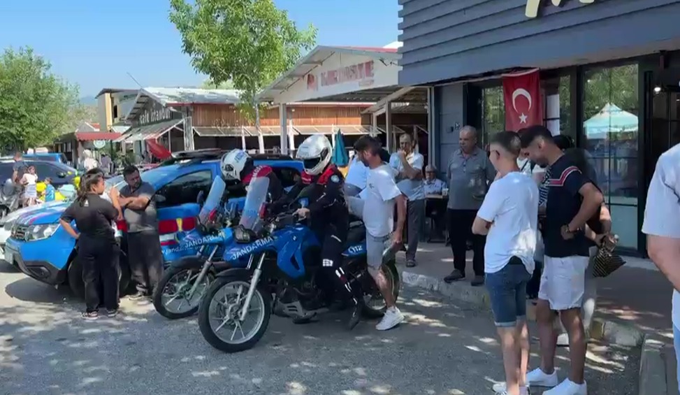 Aydın jandarmasından sınav sürprizi: Yanlış kampüs gelen öğrenciyi nasıl da yetiştirdiler... 7 Aydın jandarmasından sınav sürprizi: Yanlış kampüs gelen öğrenciyi nasıl da yetiştirdiler…