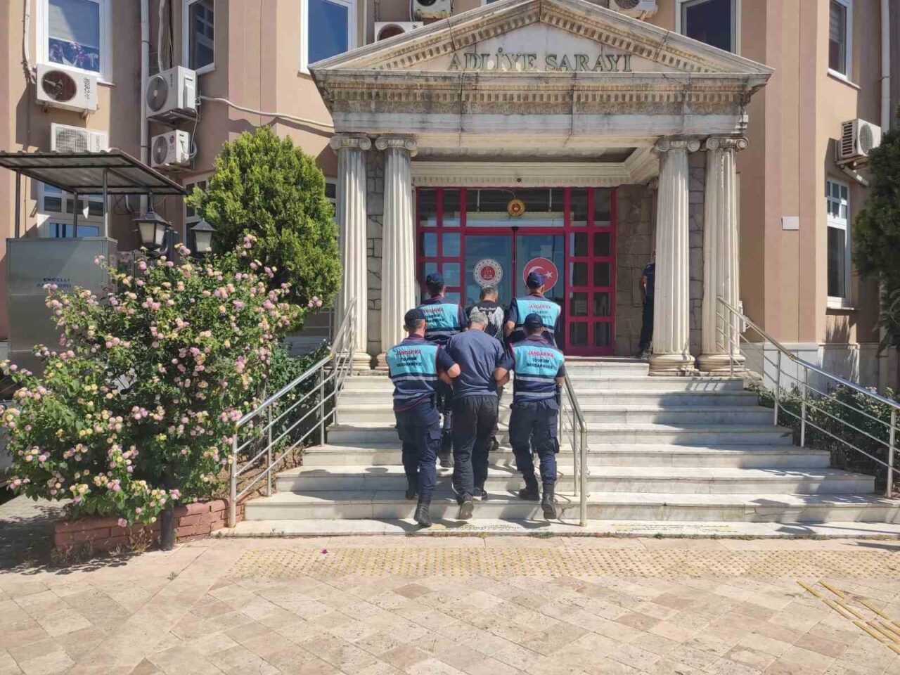 Didim’de 16 düzensiz göçmen yakalandı, 2 organizatör tutuklandı 1 didimde 16 duzensiz gocmen yakalandi 2 organizator tutuklandi dfece661a796