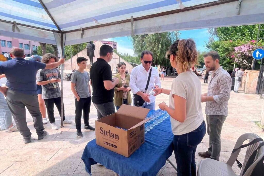 Efeler Belediyesi’nden öğrencilere serinleten destek 2 efeler belediyesinden ogrencilere serinleten destek b740f3fb8688