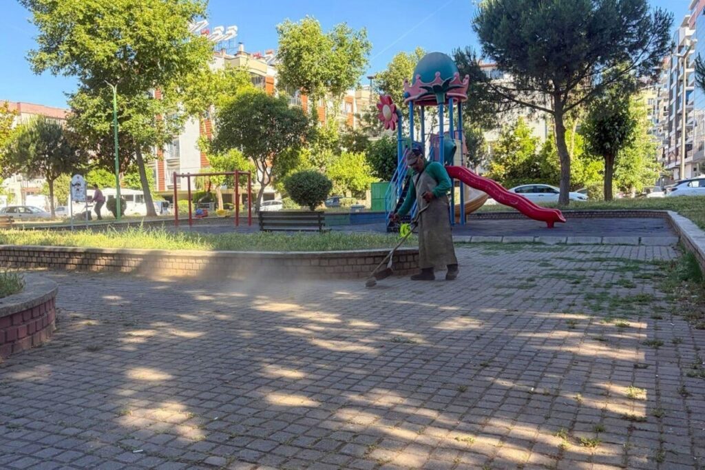 efelerin park ve yesil alanlarinda duzenleme calismalari suruyor 5ab94a1509e9