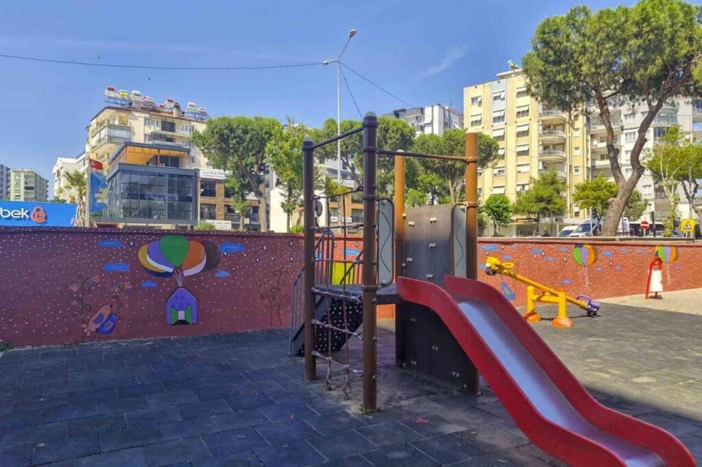 efelerin park ve yesil alanlarinda duzenleme calismalari suruyor c136d5756ff1