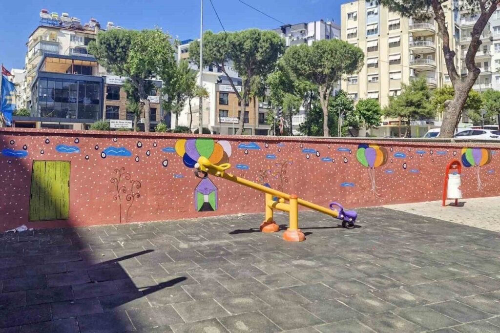 efelerin park ve yesil alanlarinda duzenleme calismalari suruyor d8a071a72df7