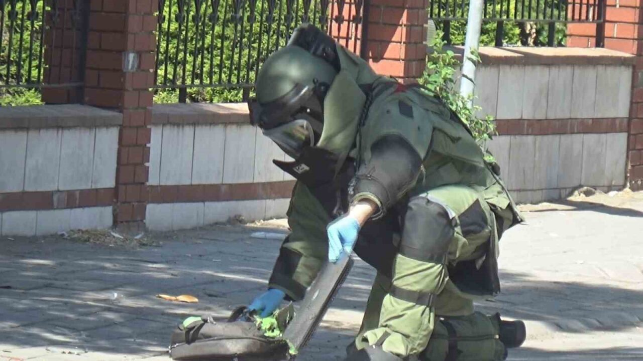 Aydın'da fünye bile patlatılan şüpheli çantadan bakın ne çıktı 3 Aydın’da fünye bile patlatılan şüpheli çantadan bakın ne çıktı
