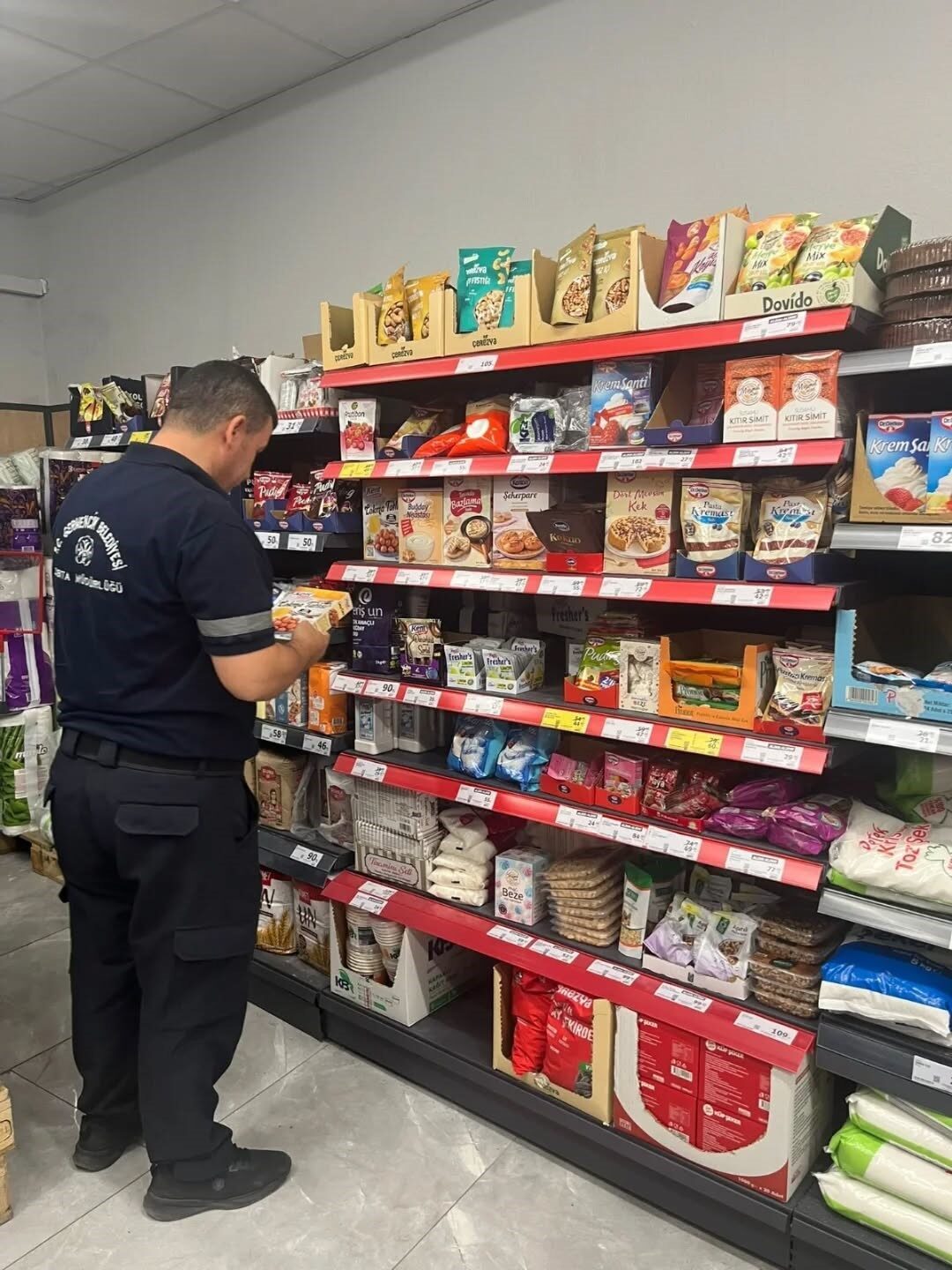 germencikte zabita ekipleri marketlerde etiket ve son kullanma tarihi kontrolu yapti 1d9f1b116be9
