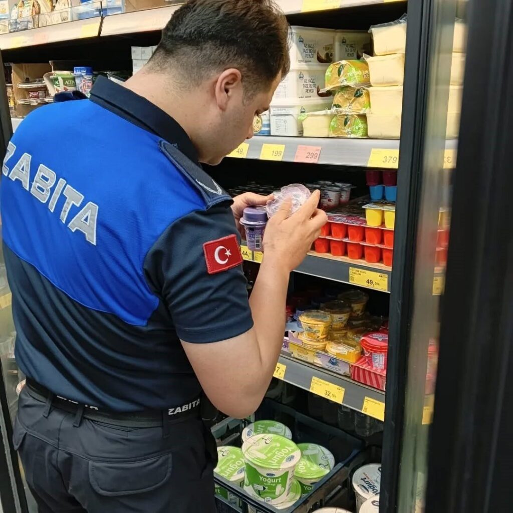 germencikte zabita ekipleri marketlerde etiket ve son kullanma tarihi kontrolu yapti 319cb4734d91