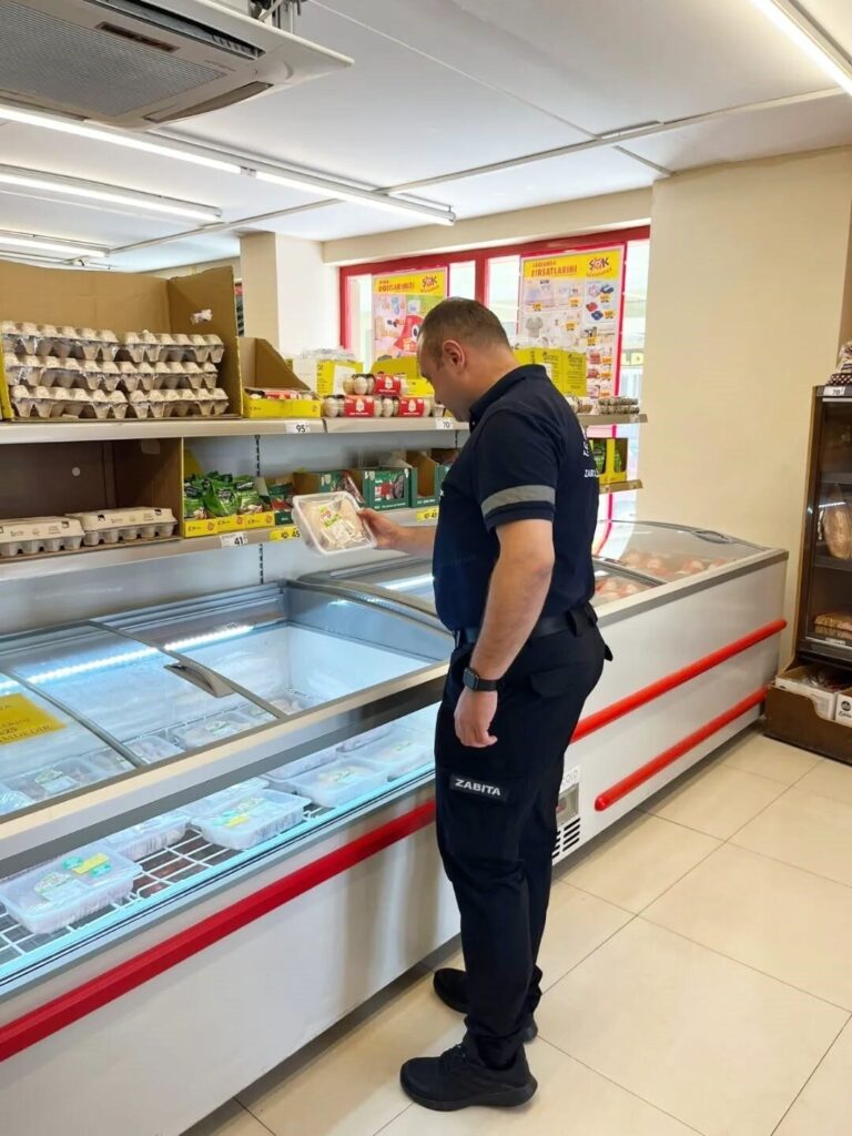 germencikte zabita ekipleri marketlerde etiket ve son kullanma tarihi kontrolu yapti 809b1e98d7ab