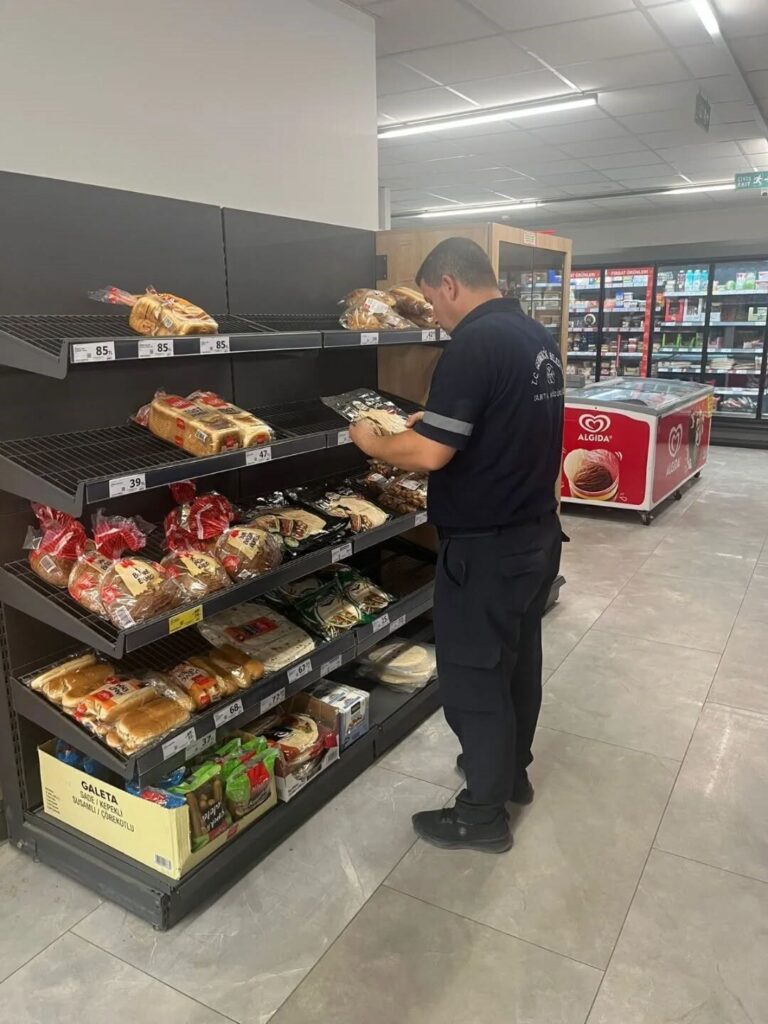 germencikte zabita ekipleri marketlerde etiket ve son kullanma tarihi kontrolu yapti 80d35739f1d4