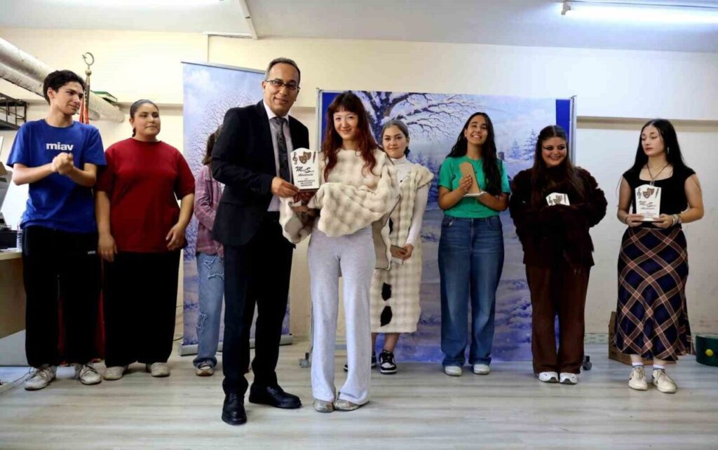 gezici tiyatro ogrencileri sanatla bulusturdu 115d3f62582f