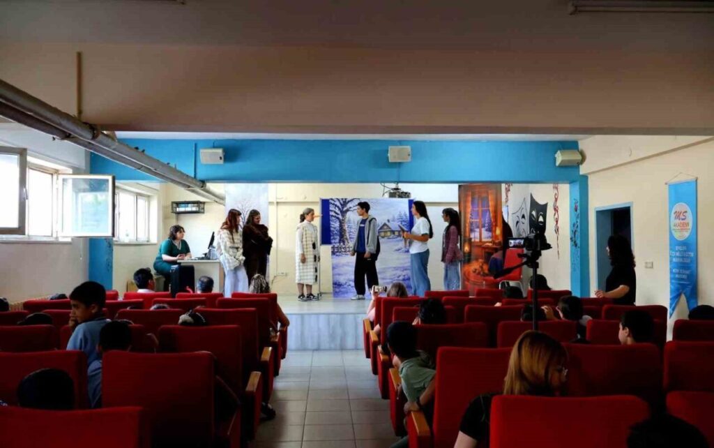 gezici tiyatro ogrencileri sanatla bulusturdu 308c6e7dab68