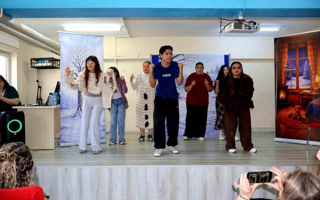 Gezici tiyatro, öğrencileri sanatla buluşturdu