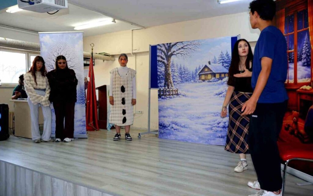 gezici tiyatro ogrencileri sanatla bulusturdu 954ab9453eae