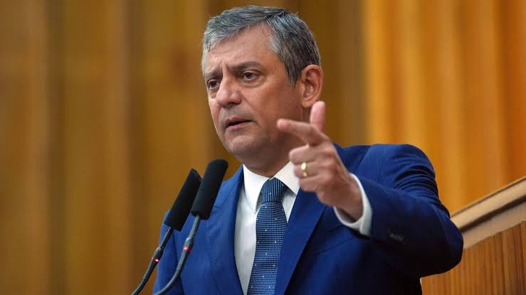 Özel’den ilk ‘ihraç’ tepkisi