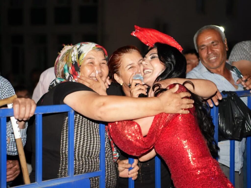 kocarlida cam fistigi festivali ayse dincer konseriyle taclandi 31c13194e738