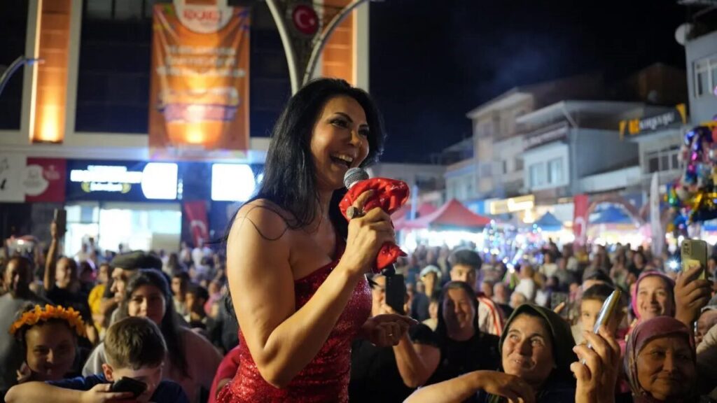 kocarlida cam fistigi festivali ayse dincer konseriyle taclandi 526f715b5421
