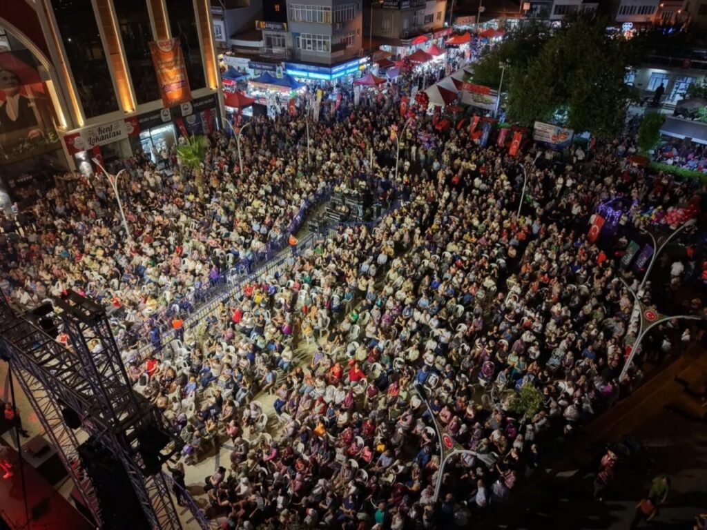 kocarlida cam fistigi festivali ayse dincer konseriyle taclandi a5a416f3c963