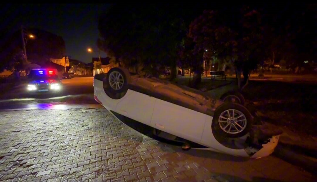 Aydın’da kontrolden çıkan otomobil ters döndü