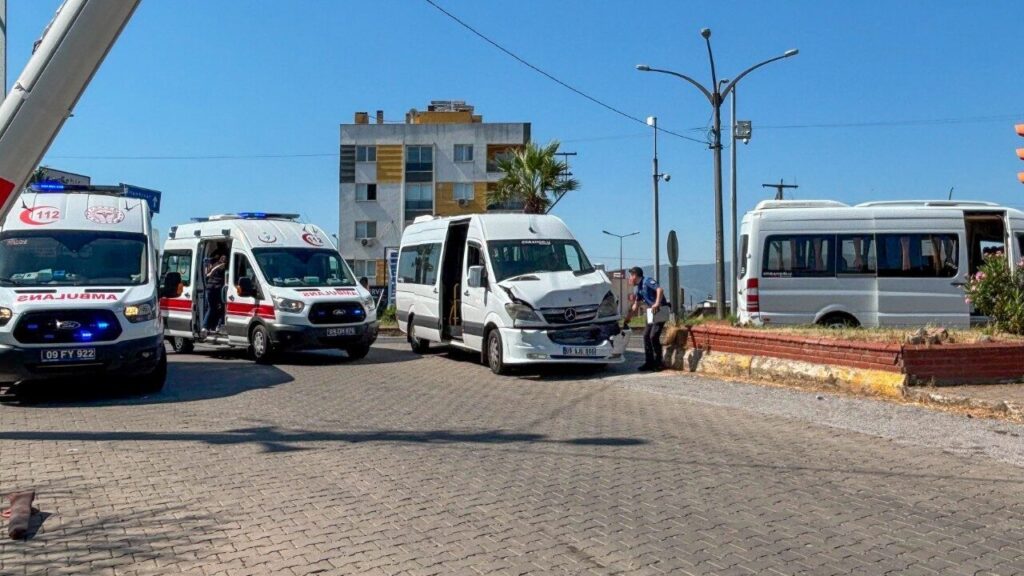 koskte okul servisleri ile otomobil carpisti 6 yarali f19b11a228dc