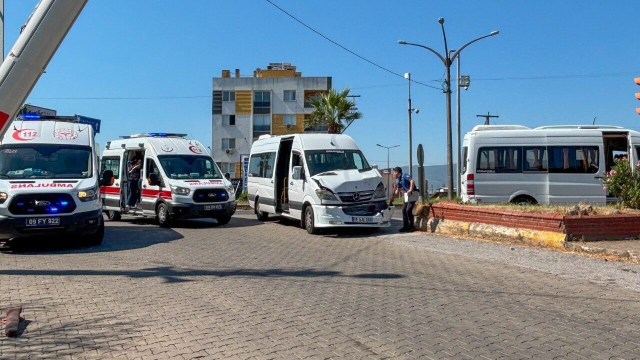 koskte okul servisleri ile otomobil carpisti 6 yarali f19b11a228dc